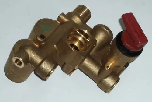 Messing-Hydroblock mit Anschlussleitungen und einem roten Ventil, geeignet für Heizungsanlagen von Daikin.